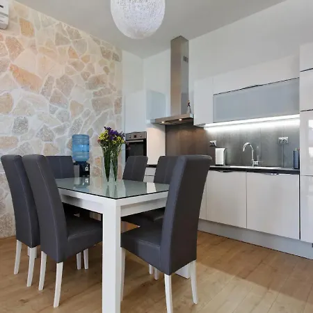 וילה Dalla With Swimming Pool ספליט